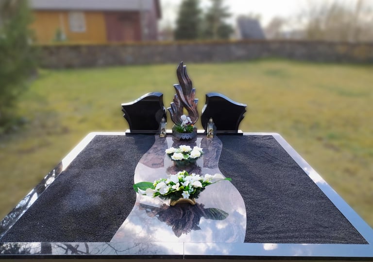 Kapavietė su trijų dalių paminklu ir daliniu dengimu akmens plokšte