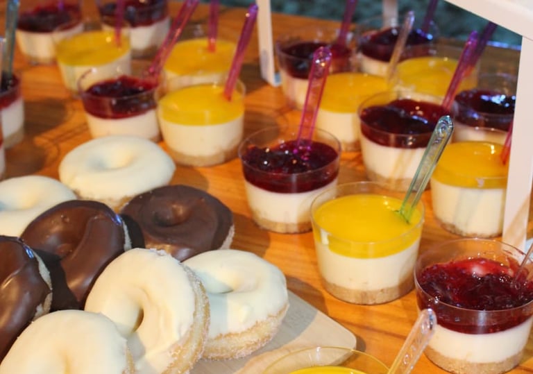 Vasitos de cheesecake artesanales para mesas dulces