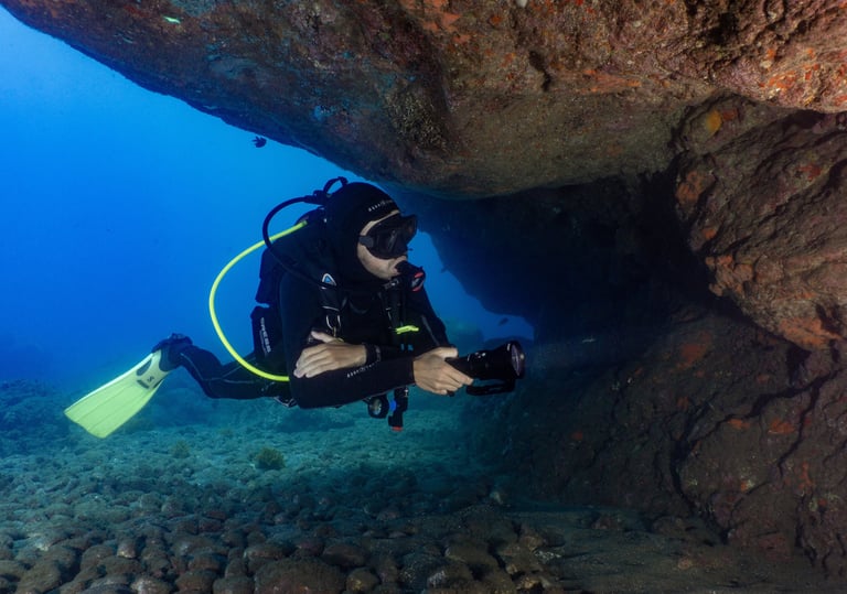 Diver at the house-reef of Madeira Divepoint