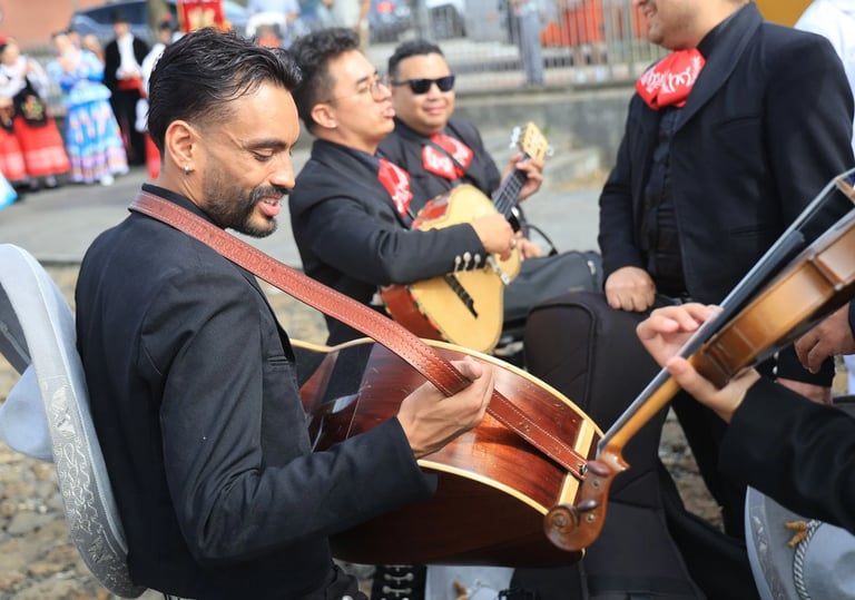 Grupo de mariachis en Madrid con traje tradicional mexicano
