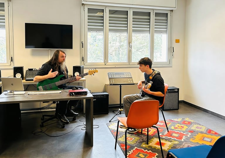 Lezioni individuali di basso one-to-one