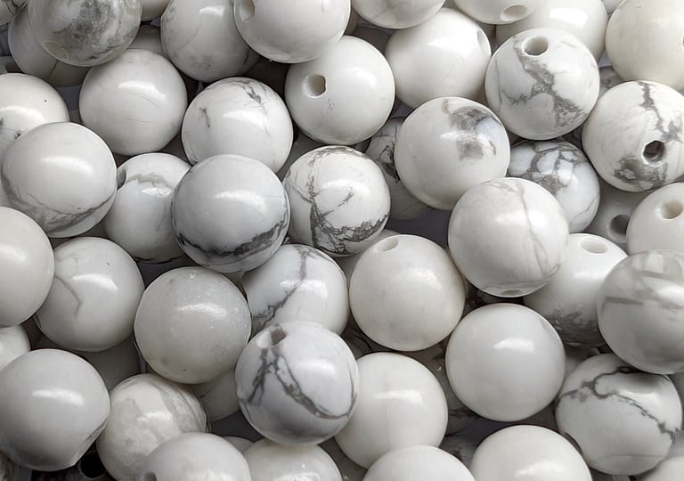 Perle en Howlite blanche avec des veines grises naturelles