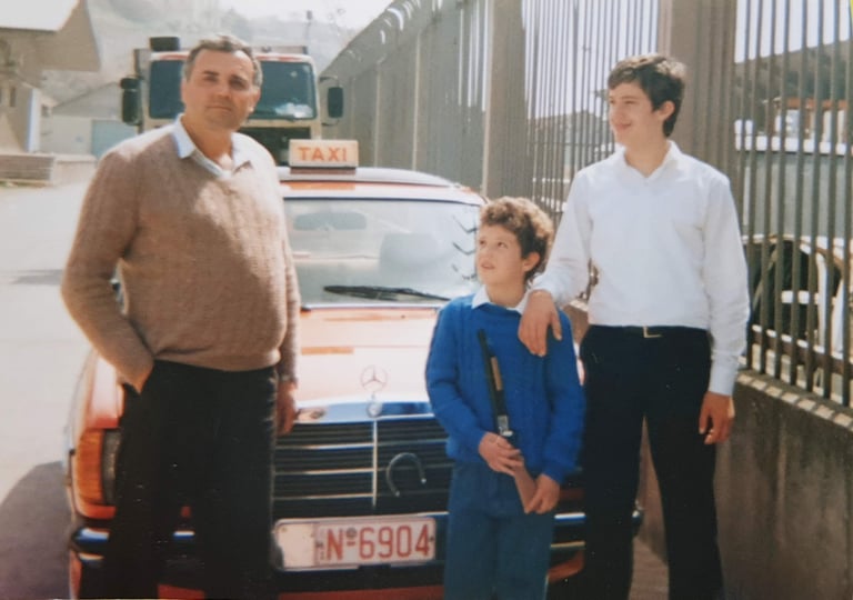 Ο ιδρυτής της Orange Taxi Καβάλα με τους γιους του και το ιστορικό πορτοκαλί ταξί, δεκαετία 1990 