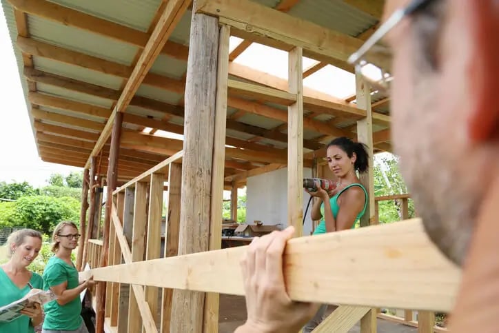 Groupe de personne construisant une cabane en bois