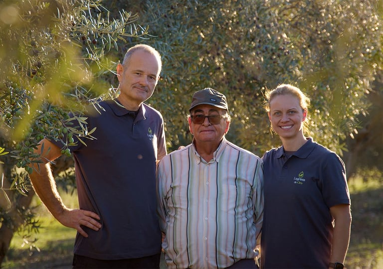 Les propriétaire des terrains d'oliviers de chez lagrima de oro en espagne
