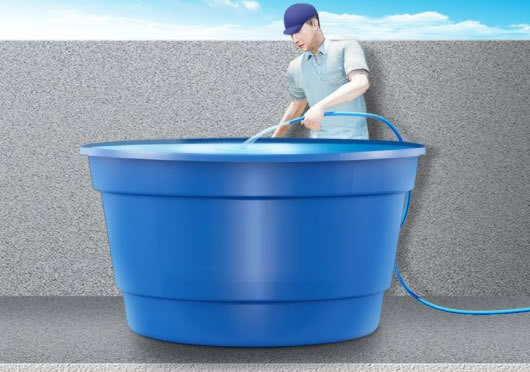 homem lavando uma caixa d'água