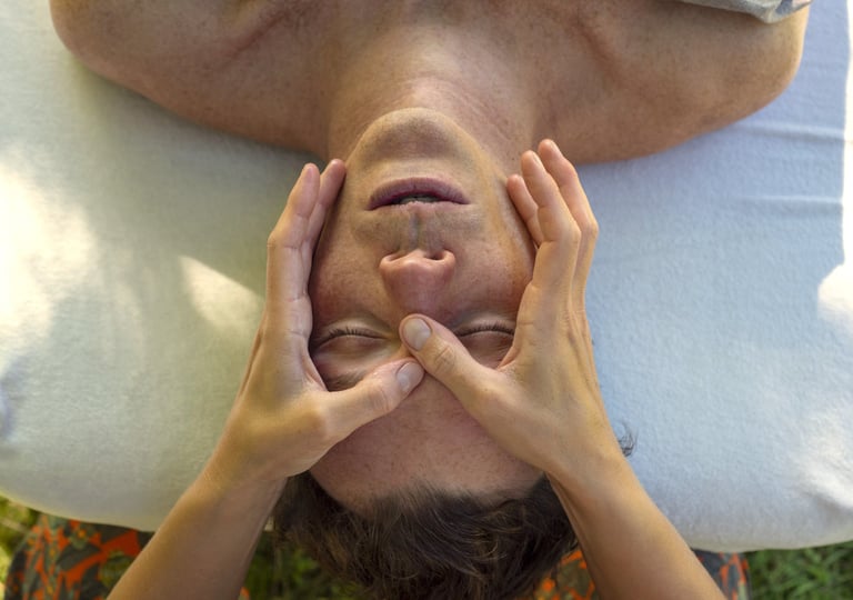 Massage myofacial liftant du visage sur un homme