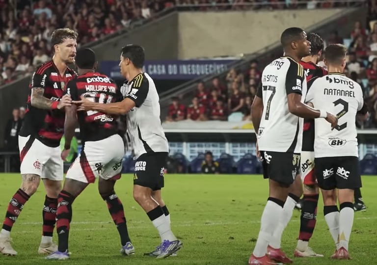 Disputa na área. Flamengo x Atlético MG pelo Brasileirão em 27/07/2025.