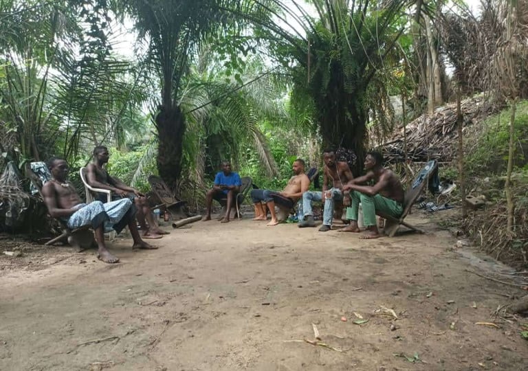 Partage de conseils pendant l'escoute tradionnelle à MIKOUMOU VILLAGE