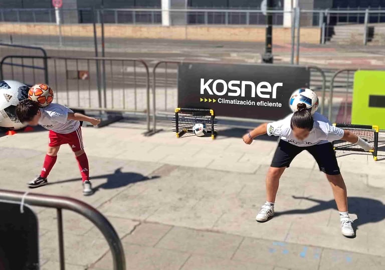 Espectáculo de freestyle fútbol en el Estadio de La Romareda durante Copa Kosner.