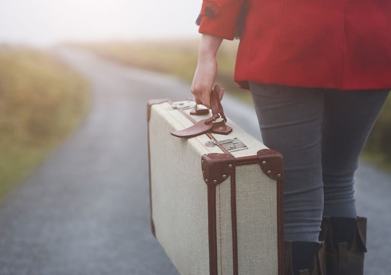 mujer con una maleta representando la migración femenina