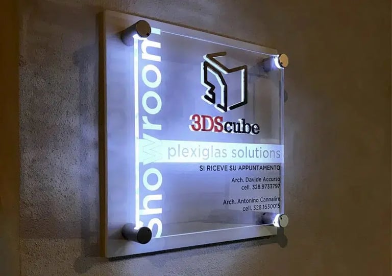 Quadro retrostampato su plexiglass applicato a parete con distanziali illuminazione LED