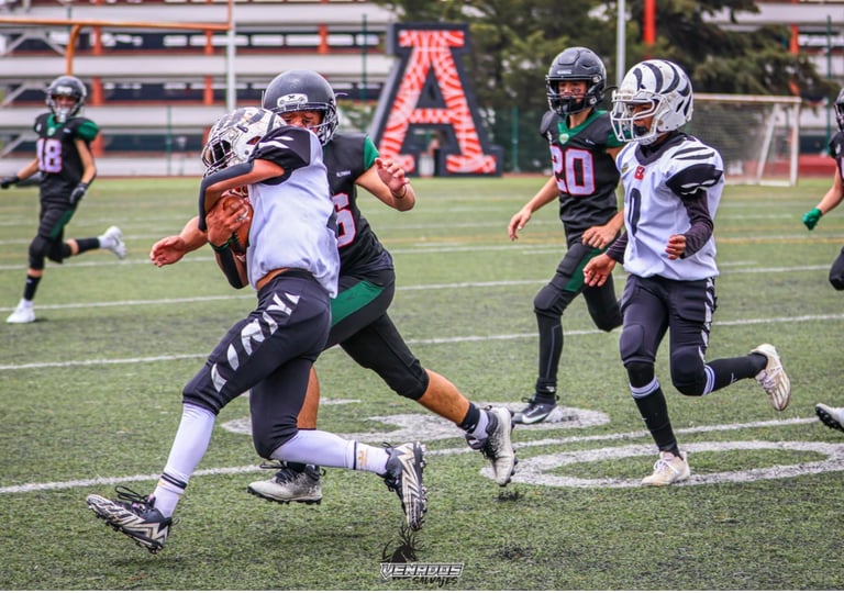 Jugadores de football americano de 13 años de la categoría Falcons jugando football americano