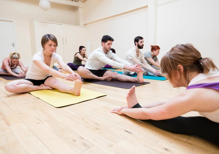 groupe de personnes en postures de yoga