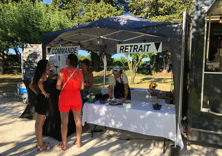 Le foodtruck Pépé Rony installé dans un jardin pour une animation pizza originale lors d'un mariage