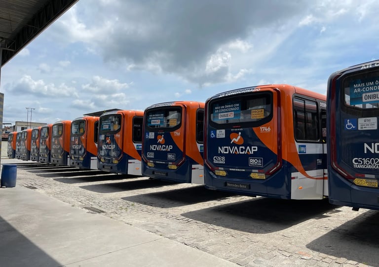 uma fileira de 16 ônibus 0km Caio Apache Vip V modelo 2024 vistos pela traseira