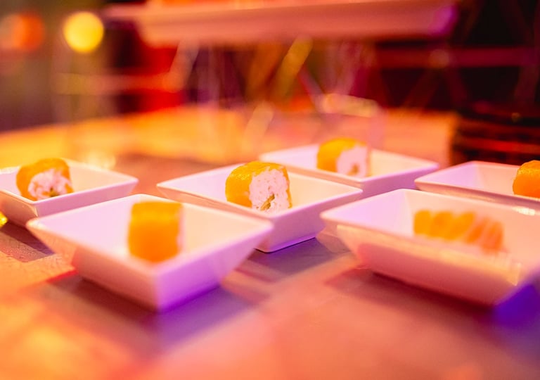 Détail culinaire lors d’un cocktail à Luxembourg avec service de sushi à l’Hôtel Royal.