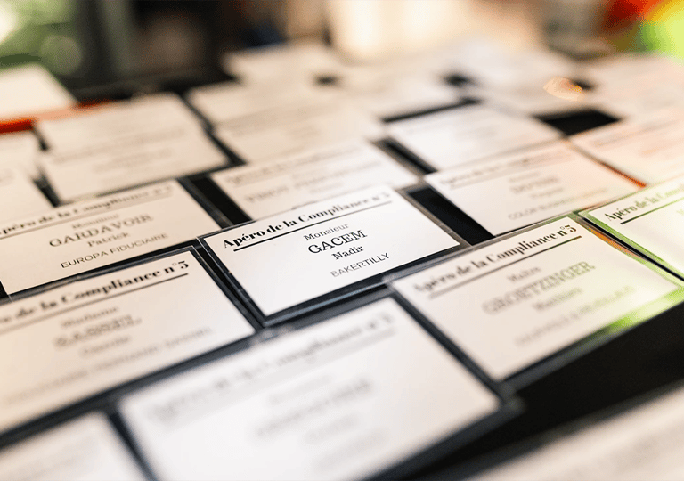 Détail des badges invités lors d’un événement corporate sur la compliance et l’AML à Luxembourg.