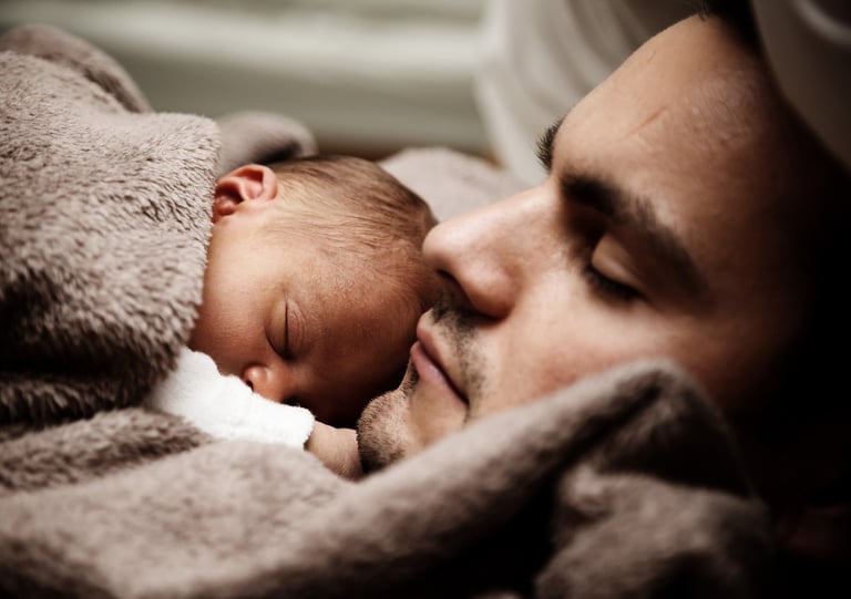 stimuler bébé avec les calins