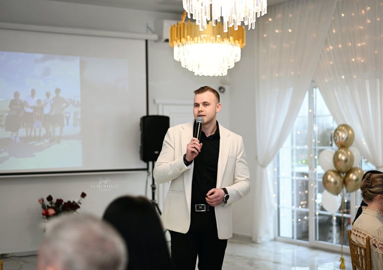 Renginių vedėjas Arjuš Kuranovič linksmino svečius gimtadienio proga