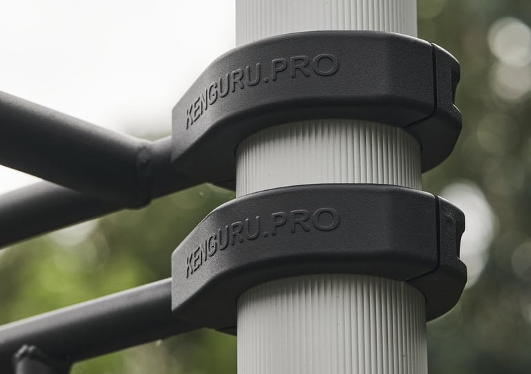 Poteau en aluminium anodisé Kenguru Pro avec colliers de fixation, garantissant robustesse et résistance aux intempéries