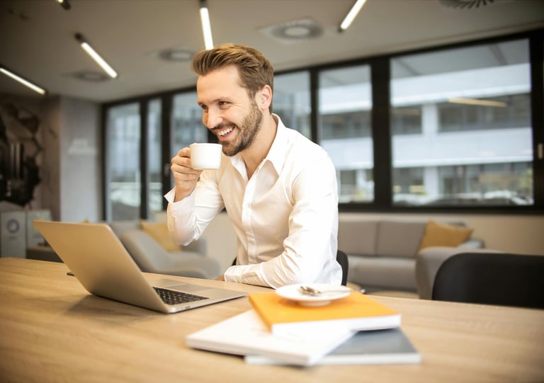 Businessman-drinking-coffee-and-enjoying-life