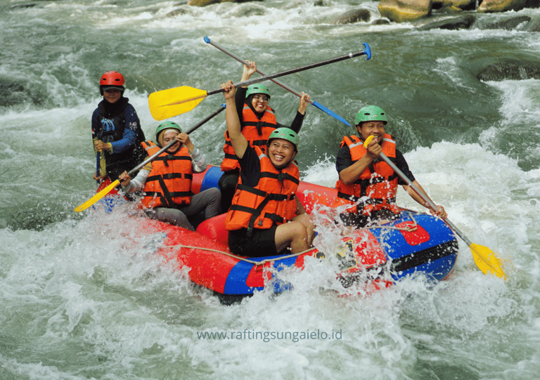 Peserta menikmati aktivitas Rafting Sungai Elo dengan arus tenang dan pemandangan alam indah