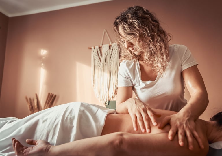 Emilia Tura wykonuje masaż w Jaworznie, metodą Lomi Lomi Bodywork