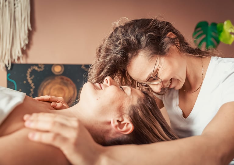 Emilia Tura wykonuje masaż w Jaworznie, metodą Lomi Lomi Bodywork