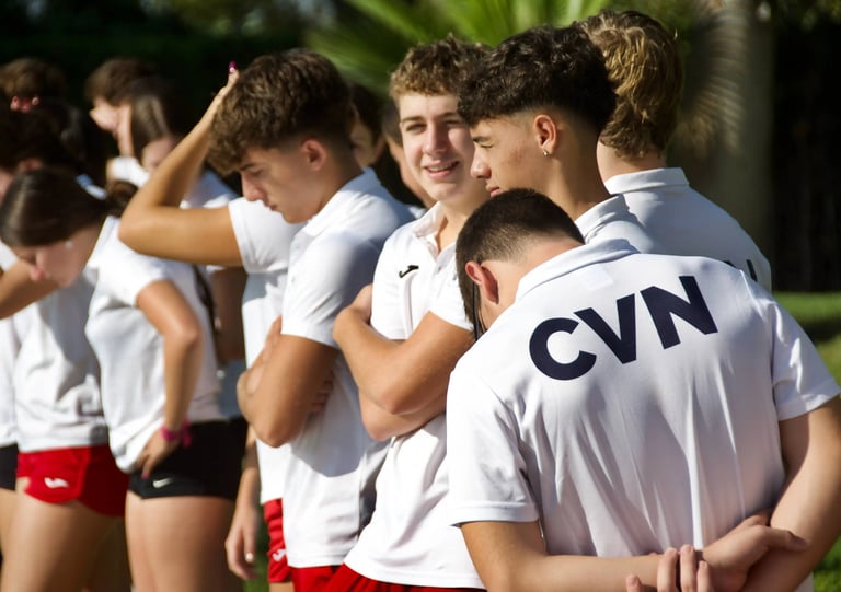 nadadores posando junto a la piscina exterior