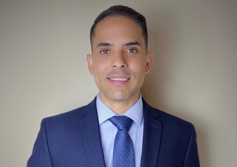 Alejandro González, Consultor de Inmigración 