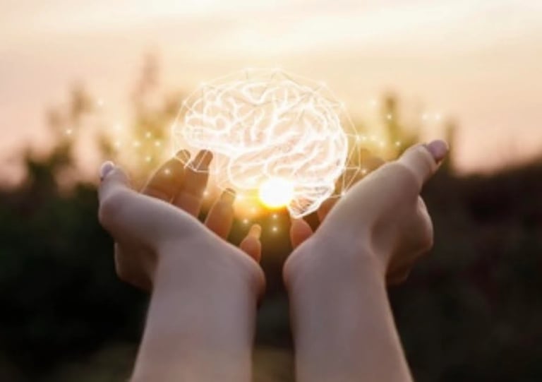 énergie du cerveau entre les mains avec reiki