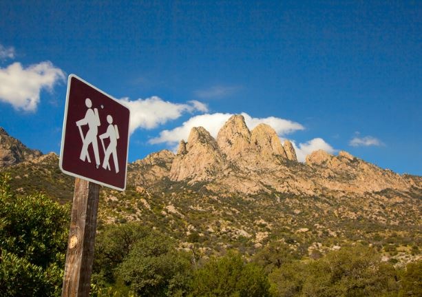 panneau randonnée en montagne symbolisant le chemin de la sophrologie et ses bienfaits durables