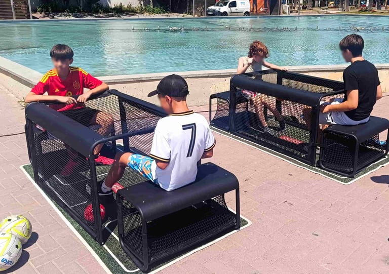 Niños jugando en una animación de fútbol temática para cumpleaños
