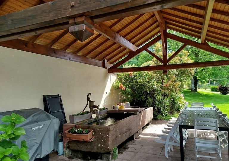 Coin repas extérieur et 2 bassins avec eau de source