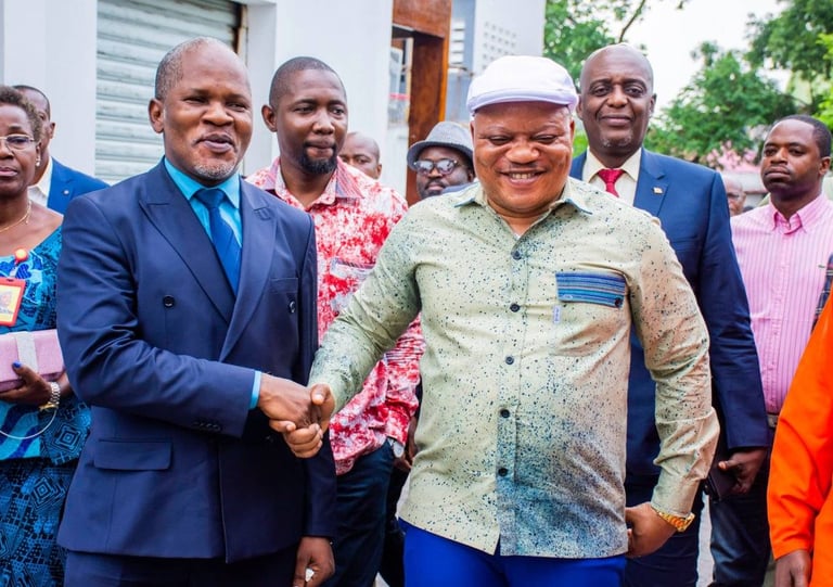 Poignée de mains Jean-Marc Kabund et Alain Bolodjwa