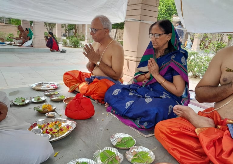 बिंदू सरोवर सिद्धपूर येथे मातृगया पूजा पिंड दान विधी करताना ज्येष्ठ यजमान दांपत्य