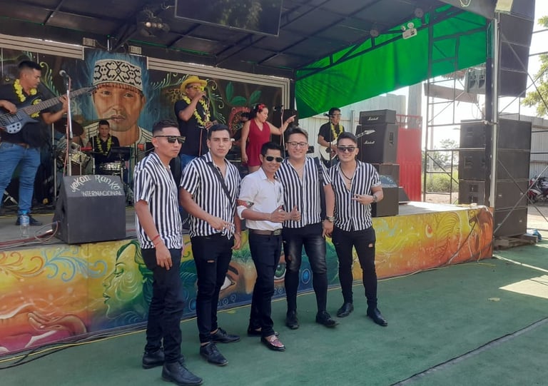 Roger Bardales and his band posing before a concert of Orquesta Internacional Mokanranko