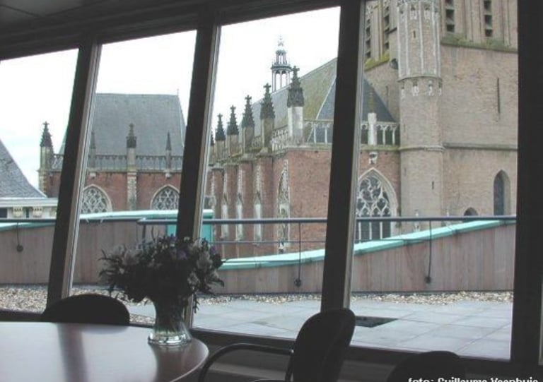 Vista da sala do Prefeito para a igreja antiga de Zuthpen