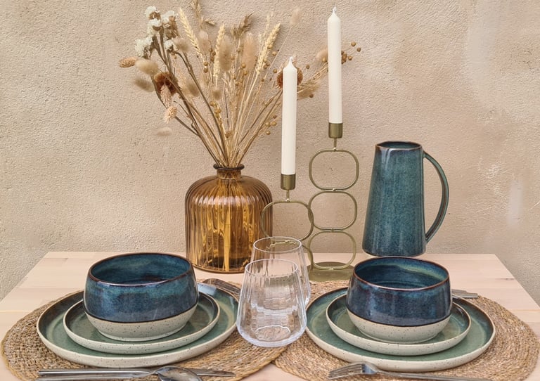 Vaisselle en céramique, assiettes, bols et pichet en grès, art de la table