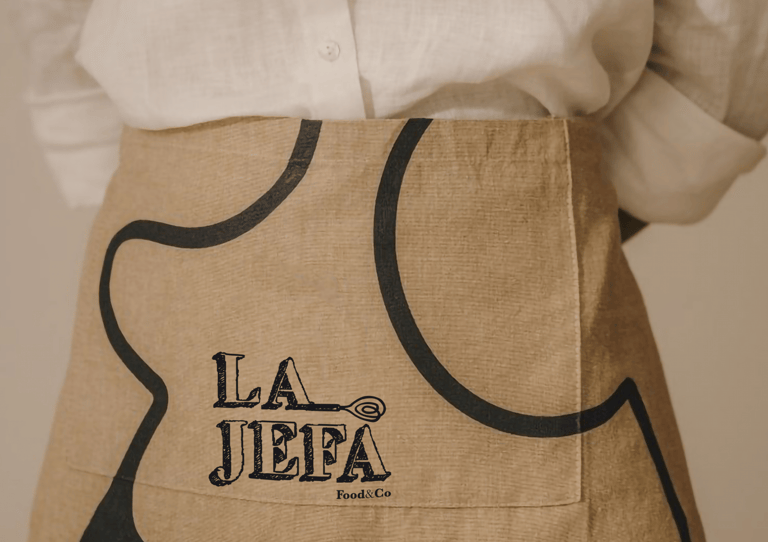 Delantal con logotipo La Jefa Food&Co, diseño de identidad visual en Las Palmas