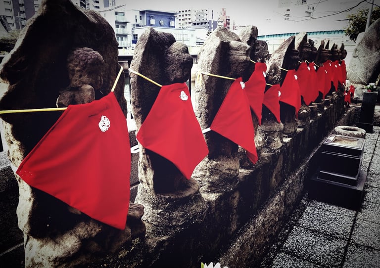Budas de piedra ciudad de Fukuoka. Shinseikan