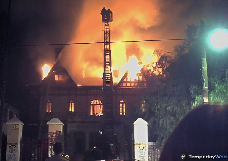 Incendio de la Mansión Sansinena Temperley y bomberos trabajando | Foto: Rolando Ríos