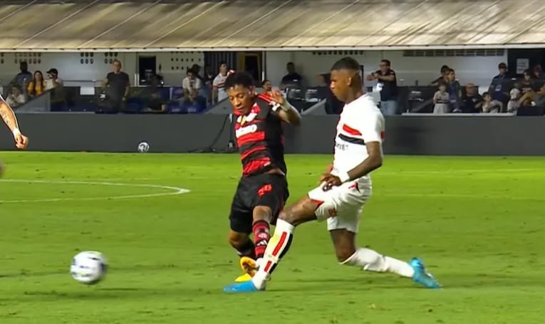 Pisão em Arboleda: lance que originou a expulsão de Plata.