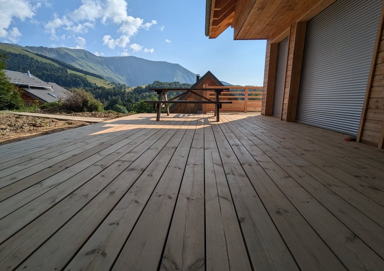 terrasse en pin et volets roulant en aluminium