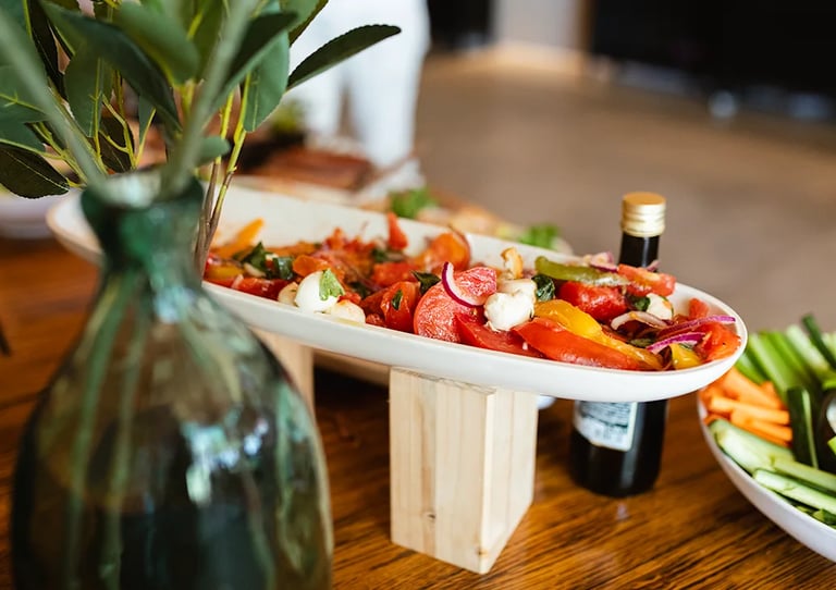 Buffet coloré lors d’un déjeuner d’entreprise au Boos Café à Luxembourg pendant une summer party.
