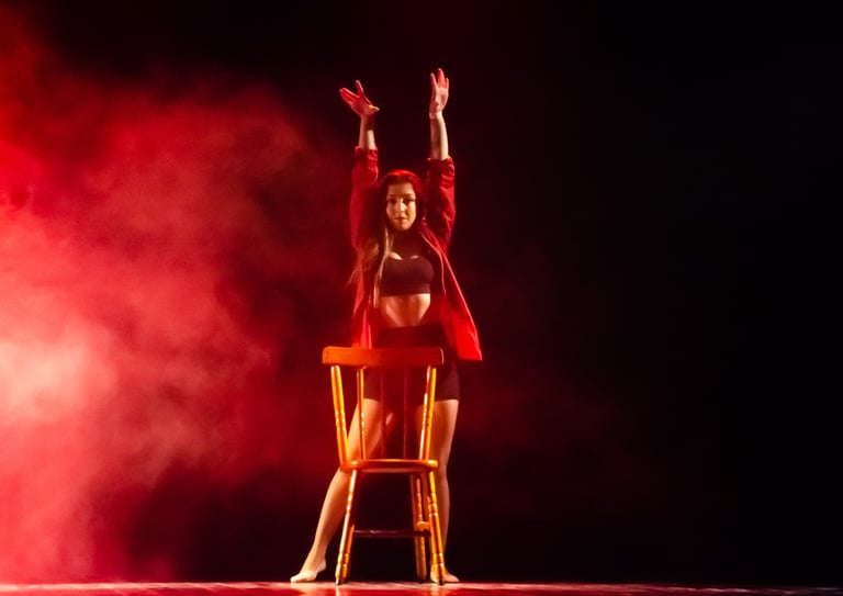 Bailarina no palco dançando com uma cadeira