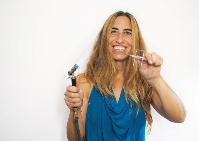 La artesana en joyería Gemma Martin con un soplete