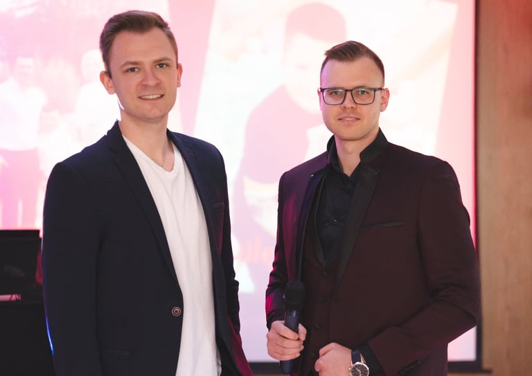 Renginių vedėjas Arjuš Kuranovič veda vaiko Pirmosios komunijos šventę