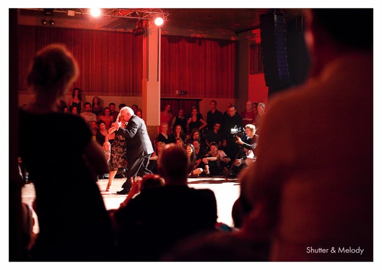Ein altes Paar tanzt Tango vor einem Publikum im Astra, Berlin.
